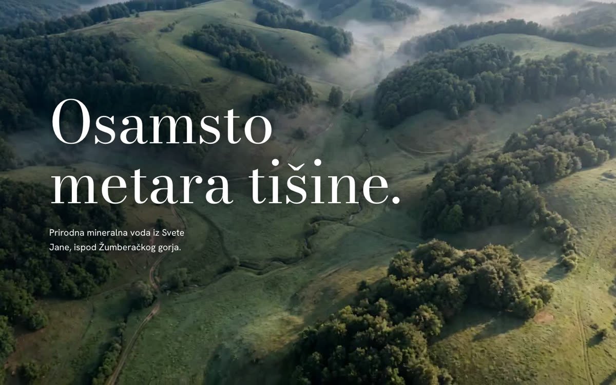 Jana koncept: naslov Osamsto metara tišine preko zračnog kadra brda